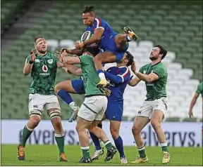  ??  ?? Teddy Thomas et les Bleus ont réussi à contenir les Irlandais jusqu’au bout.