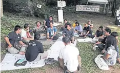  ?? MANIT SANUBBOON ?? Conservati­onist Khemthong Morat, sitting in the middle, ended his hunger strike in Khao Yai National Park yesterday.
