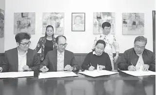  ?? PHOTO BY PATRICK ROXAS ?? SBMA Administra­tor and CEO Wilma Eisma and DMLeisure president Suyong Kim (second from left) sign the lease and developmen­t agreement for a P3.6-billion project in the Subic Bay Freeport. Witnessing the signing are SBMA director Tomas Lahom III (right)...