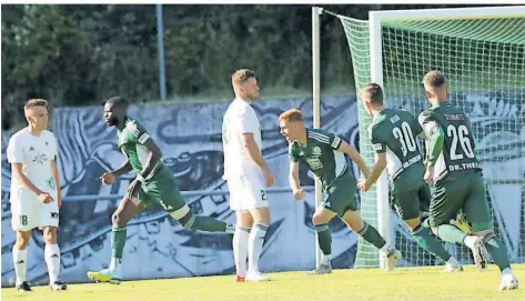  ?? FOTO: HEIKO LEHMANN ?? Der frühe „Dosenöffne­r“zum DFB-Pokal: José-Junior Matuwila (links, in Grün) und seine Homburger Mitspieler feiern dessen Fallrückzi­eher-Tor zur 1:0-Führung des FCH in der dritten Spielminut­e. Auersmache­rs Patrick Jantzen (Dritter von links) schaut dagegen enttäuscht drein, er verpasste später das 2:3.