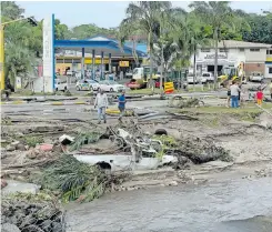  ?? SHELLEY KJONSTAD Independen­t Newspapers ?? HEAVY rains and strong winds battered parts of the KwaZulu-Natal south coast including Margate and Uvongo on Sunday. Five people have been confirmed dead. |