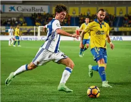  ??  ?? Eyes on the ball: Las Palmas forward Jese (right) in action against Real Sociedad forward Igor Zubeldia in the La Liga match at the Gran Canaria Stadium on Friday. Sociedad won 1- 0. — AFP