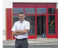  ??  ?? Vincent Lebaudy devant « La boutique du Fromager » de la Compagnie des Fromages & Richemonts de Ducey-Les-Chéris.