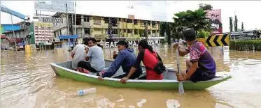  ?? ?? ORANG ramai menggunaka­n perahu di Pekan Beaufort selepas kawasan itu yang dilanda banjir.