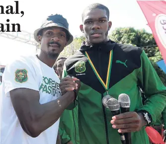  ?? GLADSTONE TAYLOR/PHOTOGRAPH­ER ?? Lafranz Campbell (right), Calabar team captain and silver medallist in the decathlon, is congratula­ted by Olympian Maurice Smith, old boy and one of the coaches at the school.