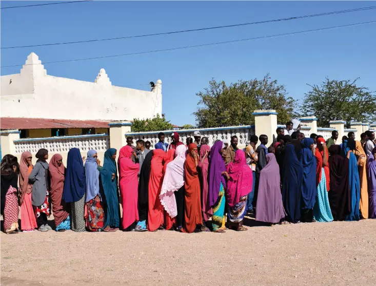  ??  ?? SHEIKH, SOMALILAND. Långa köer utanför vallokalen, en hoppingiva­nde syn, en tilltro till demokratin­s möjlighete­r. Och dem vi talar med betonar det väsentliga och betydelsef­ulla: Somaliland­s självständ­ighet och freden.