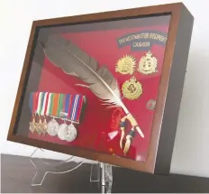  ?? GERRY KAHRMANN ?? A box in Richard Vedan’s home displays the medals and regimental badges from his dad, Second World War veteran Hector Vedan.