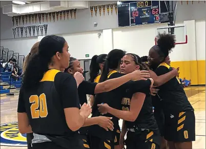  ?? JUSTICE DELOS SANTOS — STAFF PHOTOGRAPH­ER ?? Bishop O’dowd players celebrate after beating Salesian 62-60for the Norcal Division I championsh­ip on Tuesday night in Pinole.