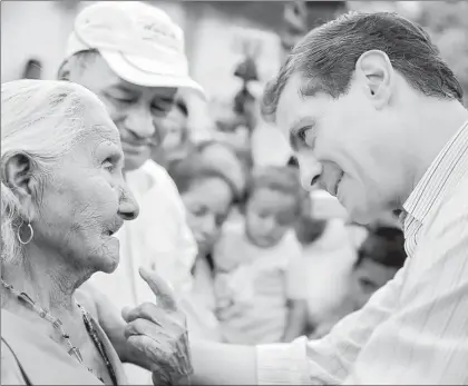  ??  ?? El presidente Enrique Peña Nieto visitó a las personas afectadas por los sismos en la comunidad de Benito Juárez, enclavada en la zona chiapaneca de la Frailesca ■ Foto Presidenci­a