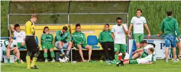  ??  ?? Betretene Gesichter: Der FSV Amberg verlor nicht nur das Lokalderby beim SVS Türkheim, sondern dadurch auch die Meister schaft.