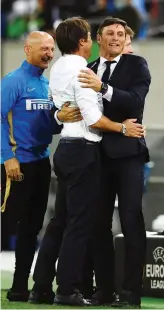  ?? GETTY IMAGES ?? Antonio Conte abbraccia Javier Zanetti