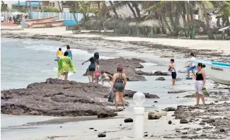  ?? E. ROUSTAND ?? A pesar de estar clausurada, las personas acudieron a la playa Guayacanes.