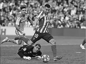  ??  ?? Ángel Correa van Atlético Madrid omspeelt doelman Joel Robles van Real Betis om het eerste doelpunt van de wedstrijd te maken. (Foto: Marca)