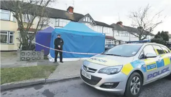  ??  ?? ► Un oficial de policía custodia la casa de Nikolai Glushkov, ayer.