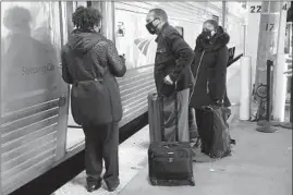  ?? ABEL URIBE/CHICAGO TRIBUNE ?? Sleeping car attendant Linda Rice, left, welcomes Texas and Los Angeles travelers to the Texas Eagle Amtrak train, minutes before leaving Union Station, Friday.