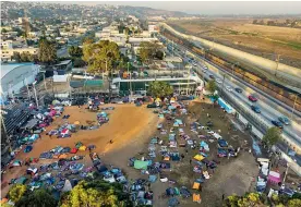  ?? AFP ?? Vista aérea del refugio improvisad­o de los migrantes cerca de la frontera con EEUU.