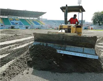  ?? ROBERTUS RISKY/JAWA POS ?? SAMBUT PIALA DUNIA U-20: Alat berat meratakan tanah Stadion Gelora 10 November yang akan dipasangi rumput kemarin.