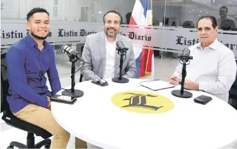  ?? FOTO: VÍCTOR RAMÍREZ. ?? Alberto Rodríguez, director del Inefi, al ser entrevista­do por el editor deportivo Héctor J. Cruz y el redactor Moisés Mejía en el Café Deportivo del Listín Diario.