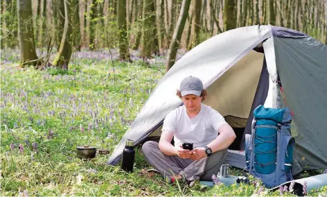  ?? FOTO: FOTOLIA ?? Wer beim Camping ein Smartphone dabei hat, kann auf viele andere Hilfsmitte­l verzichten.