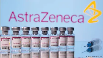  ??  ?? Lange hatte der Impfstoff von AstraZenec­a trotz guter Wirkung einen schlechten Ruf.