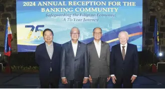  ?? ?? BSP Governor Eli Remolona Jr. (2nd from left) is flanked by (from left) former central bank governors Amando “Say” Tetangco Jr., Benjamin Diokno and Jose Cuisia Jr.