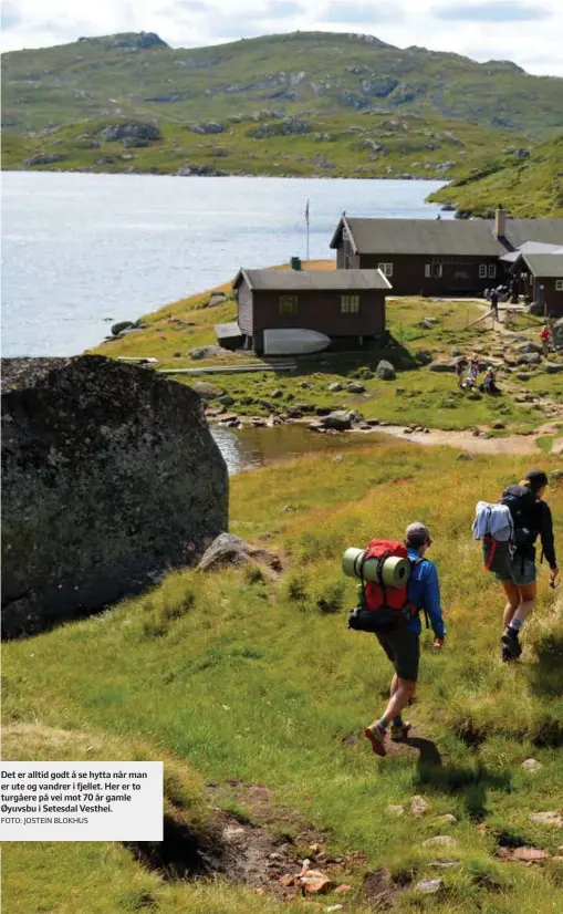  ?? FOTO: JOSTEIN BLOKHUS ?? Det er alltid godt å se hytta når man er ute og vandrer i fjellet. Her er to turgåere på vei mot 70 år gamle Øyuvsbu i Setesdal Vesthei.