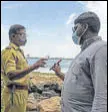  ?? AP ?? A man shows his vaccinatio­n certificat­e to a police officer in Fort Kochi .