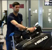  ??  ?? Après sa victoire dimanche à l’Open d’Australie, Novak Djokovic est rentré hier midi à l’aéroport de Nice. (Photo R.L.)