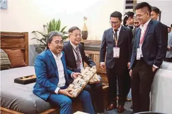  ?? PIC BY GENES GULITAH ?? Plantation and Commoditie­s Minister Datuk Seri Johari Abdul Ghani (seated, left) and Malaysian Internatio­nal Furniture Fair (MIFF) founder and chairman Datuk Tan Chin Huat (seated, right) at the MIFF in Kuala Lumpur yesterday.