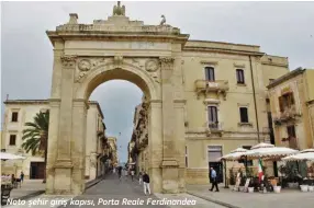  ??  ?? Noto şehir giriş kapısı, Porta Reale Ferdinande­a