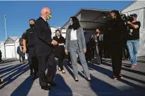  ?? Marie D. De Jesús / Staff photograph­er ?? Harris County Judge Lina Hidalgo speaks to David Persse, the city of Houston’s chief medical officer, at NRG Park in Houston.