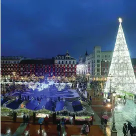  ?? FOTOS: RUBÉN CACHO/ICAL ?? Iluminació­n navideña de la Plaza Mayor de Valladolid