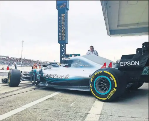  ??  ?? DISCORDIA. Las llantas del Mercedes han supuesto otro punto de disputa con Ferrari, pero la FIA ha fallado en favor del equipo de la estrella.