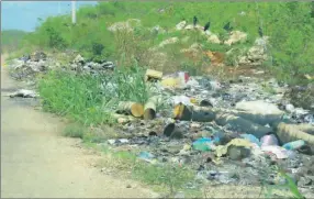  ??  ?? Caminos que llevan a sitios arqueológi­cos, grutas y haciendas están llenos de basura y generan mal olor