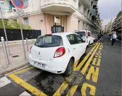  ?? (Photo Eric Ottino) ?? Plus question de stationner sur les aires de livraison comme durant la période du confinemen­t. L’activité économique reprend, il faut respecter le travail des livreurs. La police veille...