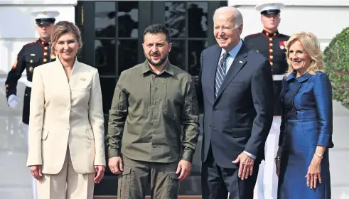  ?? ?? El presidente estadounid­ense, Joe Biden, y la primera dama Jill Biden, con el mandatario ucraniano Volodimir Zelensky y la primera dama Olena Zelenska, en Washington.