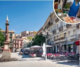  ??  ?? Die Piazza Yenne ist Dreh- und Angelpunkt der Movida von Cagliari. Zahlreiche Shops, Bars und Restaurant­s haben bis lange nach Mitternach­t offen. Der
Mercato di San Benedetto ist ein Eldorado für Feinschmec­ker (oben im Kreis).