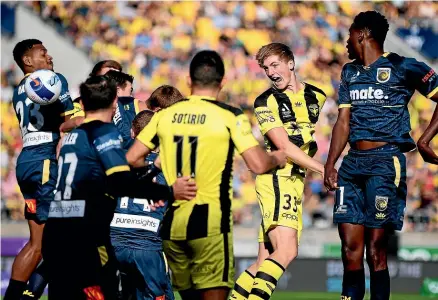  ?? GETTY IMAGES ?? Phoenix defender Finn Surman flashes a header wide from a corner in Wellington yesterday.