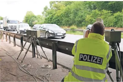  ?? FOTO: KAI REMMERS ?? Erst rasen, dann pausieren: Wer zu schnell mit dem Auto unterwegs ist, riskiert unter anderem Fahrverbot­e.