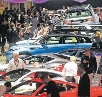  ?? FOTO: ULI DECK/DPA ?? Besucher drängen sich auf der IAA in Frankfurt um die ausgestell­ten Autos. Kommendes Jahr wird das Event in München stattfinde­n. Europas größte Automesse kann eine halbe Milliarde Euro Umsatz in die Region bringen.