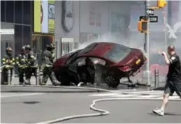  ?? FOTO REUTERS ?? De auto reed met hoge snelheid op de paaltjes van Times Square.