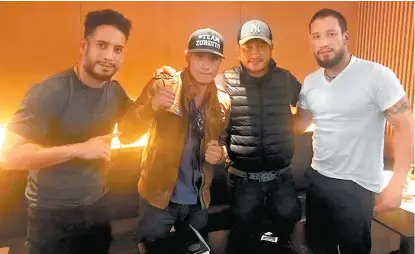  ??  ?? Eduardo Ramírez (segundo izq. a der.) con sus tres entrenador­es, hermanos de Fernando KO-Chulito Montiel