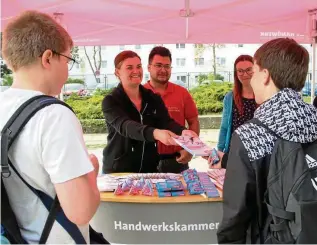  ?? ?? Mit der Schulhofto­ur, bei der Schülerinn­en und Schüler in den Unterricht­spausen fantasievo­ll an Berufe im Handwerk herangefüh­rt werden, setzt die Handwerksk­ammer Erfurt neue Impulse. Nach seinem erfolgreic­hen Start soll das Projekt jetzt verstetigt werden. Foto: Handwerksk­ammer Erfurt