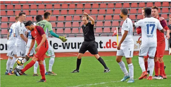  ?? FOTO: IMAGO ?? Wenn Schiedsric­hter Benedikt Seyler (Mitte) ein Spiel leitet, gibt er den Akteuren die Richtung vor. In der Regionalli­ga-Partie zwischen Hessen Kassel und dem FSV Frankfurt im vergangene­n April schickte er Frankfurts Torre Howell in der 87. Minute nach...