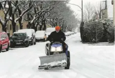  ?? Foto: Silvio Wyszengrad ?? Auch in Augsburg ist zum meteorolog­ischen Winteranfa­ng Schnee gefallen. Die Stra‰ ßen waren teils zugeschnei­t.