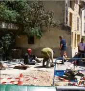  ?? (Photos M. L.) ?? Les spéléos six-fournais s’apprêtent à entrer sous la rue Jean-Aicard pour suivre le boyau dans sa traversée du village et procéder aux relevés.