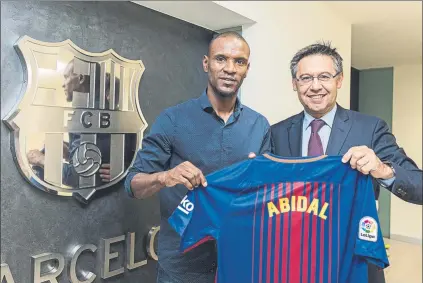  ?? FOTO: FCB ?? Éric Abidal y Josep Maria Bartomeu posaron tras acordar oficialmen­te el nombramien­to del francés como embajador del club