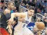  ?? CHARLES KING/STAFF PHOTOGRAPH­ER ?? Magic C Nik Vucevic (9) drives to the basket against Hawks F Al Horford on Sunday at Amway Center.