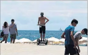  ?? XAVIER GOMEZ ?? Una persona paseándose ayer frente al mar en una variedad de segway