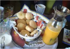  ??  ?? BRASILIANS­KT BRÖD. Pão de queijo, ostbröd gjorda på cassavamjö­l, ägg, ost och salt. Juicen har Raya gjort på havtornsbä­r.